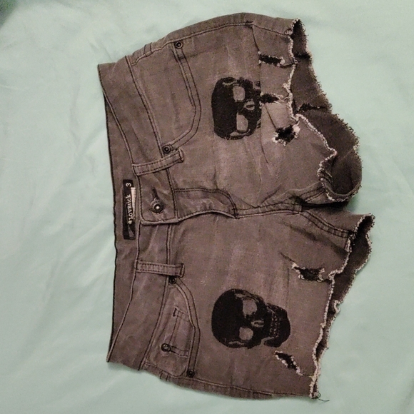☠️ SKULL🧿SHORTS🆒SZ.3✌️❤️‍🔥HOT TOPIC🫶LOVESICK🫶🏼👐☮️♾️ - Picture 2 of 6